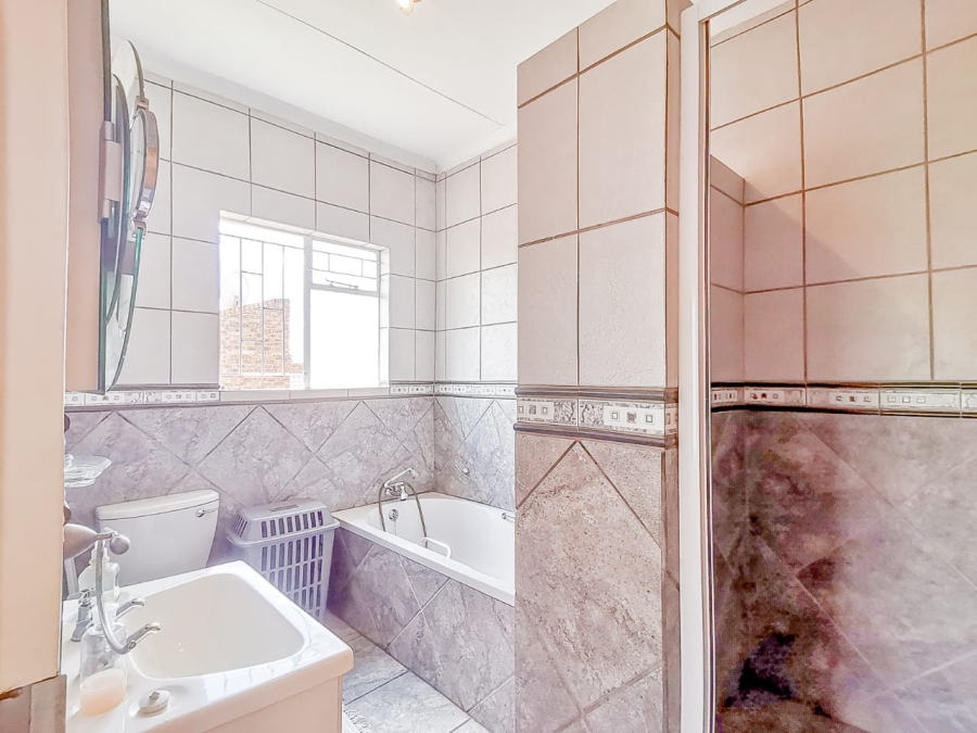 7 Bedroom Property for Sale in Parklands Western Cape